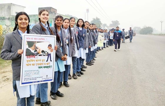 शाहजहांपुर में सपा कार्यालय पर नेताजी सुभाष चंद्र बोस के चित्र पर पुष्पांजलि अर्पित करते पदाधि
