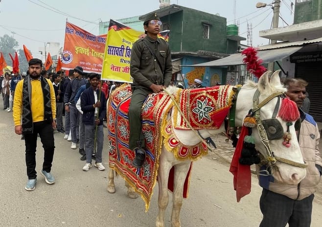 शाहजहांपुर में सपा कार्यालय पर नेताजी सुभाष चंद्र बोस के चित्र पर पुष्पांजलि अर्पित करते पदाधि