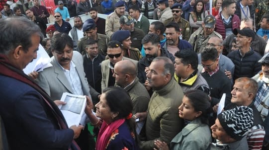 धर्मशाला के दाड़ी में जनसभा में भेंट की तलवार लहराते हुए मुख्यमंत्री सुखविंद्र सुक्खू । संवाद धर्मशाला के दाड़ी में जनसभा में भेंट की तलवार लहराते हुए मुख्यमंत्री सुखविंद्र सुक्खू । संवाद