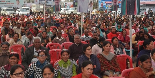 धर्मशाला के दाड़ी में जनसभा में भेंट की तलवार लहराते हुए मुख्यमंत्री सुखविंद्र सुक्खू । संवाद धर्मशाला के दाड़ी में जनसभा में भेंट की तलवार लहराते हुए मुख्यमंत्री सुखविंद्र सुक्खू । संवाद