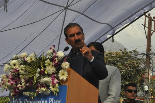 धर्मशाला के दाड़ी में जनसभा में भेंट की तलवार लहराते हुए मुख्यमंत्री सुखविंद्र सुक्खू । संवाद धर्मशाला के दाड़ी में जनसभा में भेंट की तलवार लहराते हुए मुख्यमंत्री सुखविंद्र सुक्खू । संवाद