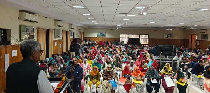 24सीटीके29 : स्क्रीन पर ड्रा के बाद अपना नाम देखती महिलाएं व युवक। अमर उजाला 24सीटीके29 : स्क्रीन पर ड्रा के बाद अपना नाम देखती महिलाएं व युवक। अमर उजाला