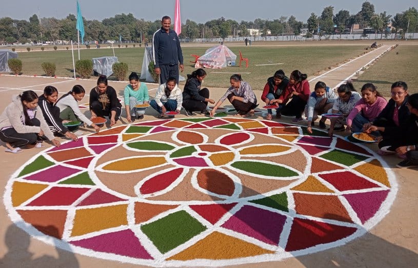 गणतंत्र दिवस की तैयारी में कचहरी के बगल चौराहे पर लगी दुकानों पर तिरंगा खरीदते बच्चे। संवाद गणतंत्र दिवस की तैयारी में कचहरी के बगल चौराहे पर लगी दुकानों पर तिरंगा खरीदते बच्चे। संवाद