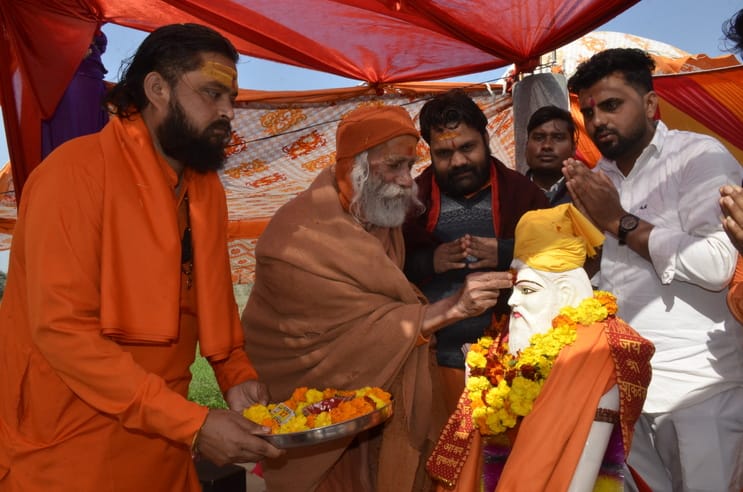 हाजीपुर में महर्षि कश्यप की प्रतिमा की स्थापना के अवसर पर उपस्थित ग्रामीण
