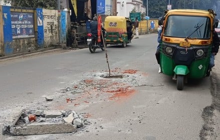 जिला पंचायत कार्यालय के आगे मोड़ पर बेतरतीब तरीके से रखा गया मैनहोल का ढक्कन। संवाद जिला पंचायत कार्यालय के आगे मोड़ पर बेतरतीब तरीके से रखा गया मैनहोल का ढक्कन। संवाद