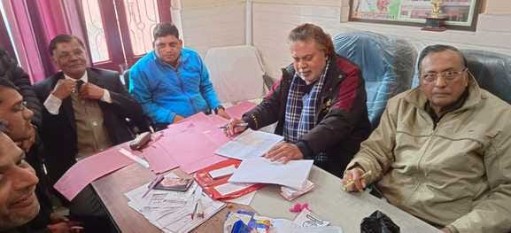 जानसठ में बार एसोसिएशन के चुनाव को लेकर मतदान करने जाते मतदाता अधिवक्ता। स्रोतः संवाद जानसठ में बार एसोसिएशन के चुनाव को लेकर मतदान करने जाते मतदाता अधिवक्ता। स्रोतः संवाद