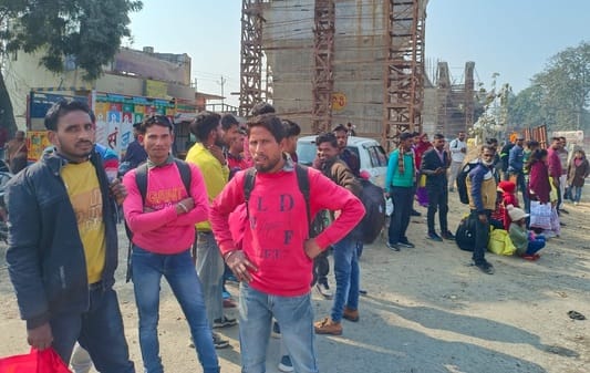 पीलीभीत के असम चौराहे के पास मैजिक में बैठी सवारी।संवाद