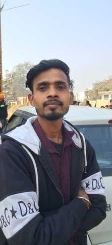 पीलीभीत के असम चौराहे के पास मैजिक में बैठी सवारी।संवाद