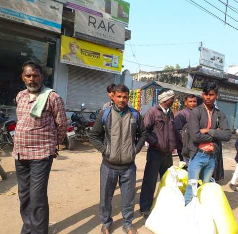 पीलीभीत के असम चौराहे के पास मैजिक में बैठी सवारी।संवाद