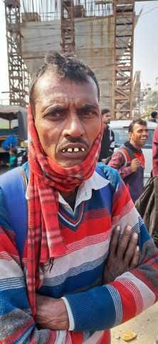 पीलीभीत के असम चौराहे के पास मैजिक में बैठी सवारी।संवाद