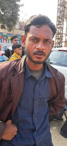 पीलीभीत के असम चौराहे के पास मैजिक में बैठी सवारी।संवाद