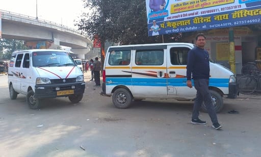 पीलीभीत के असम चौराहे के पास मैजिक में बैठी सवारी।संवाद