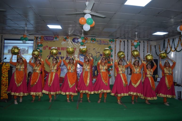 राष्ट्रीय मतदाता दिवस पर आयोजित जिला स्तरीय कार्यक्रम में टीजीटी नवदीप को सम्मानित करती एडीसी राष्ट्रीय मतदाता दिवस पर आयोजित जिला स्तरीय कार्यक्रम में टीजीटी नवदीप को सम्मानित करती एडीसी