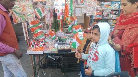 रुड़की रोड पर गणतंत्र दिवस के लिए झंडा खरीदती महिला रुड़की रोड पर गणतंत्र दिवस के लिए झंडा खरीदती महिला