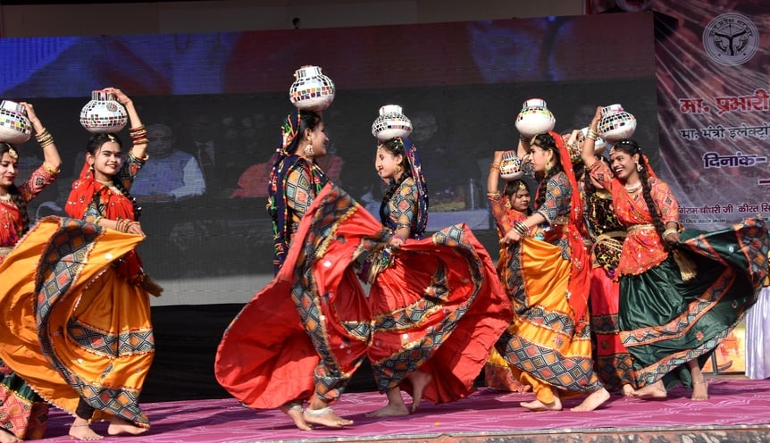 स्टेडियम में उत्तर प्रदेश दिवस पर लाइव पेंटिंग प्रतियोगिता में महाकुंभ की पेंटिंग दिखाते शिक् स्टेडियम में उत्तर प्रदेश दिवस पर लाइव पेंटिंग प्रतियोगिता में महाकुंभ की पेंटिंग दिखाते शिक्