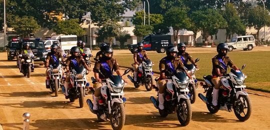 शाहजहांपुर में पुलिस लाइन में परेड करती महिला सिपाही। स्रोत: पुलिस