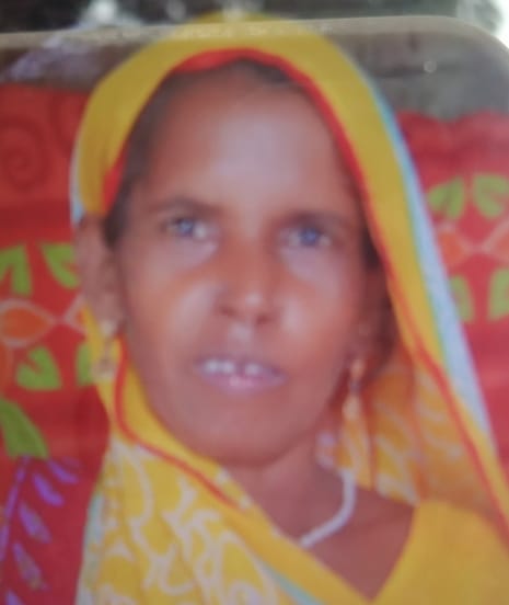 शाहजहांपुर  में पोस्टमॉर्टम हाउस पर मैना देवी के बहनोई व भतीजे में होता विवाद। संवाद