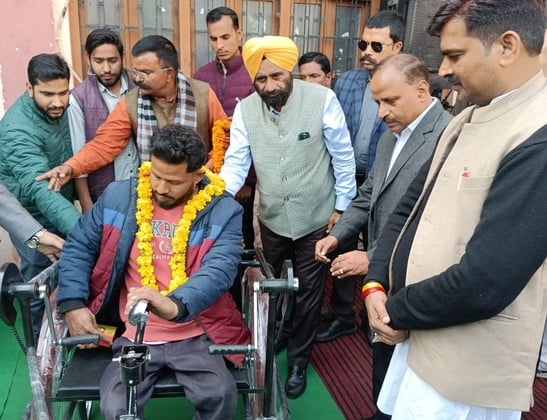 शहर के गांधी प्रेक्षाग्रह में उत्तर प्रदेश दिवस पर आयोजित समारोह में पुरस्कृत किए गए बच्चो के स