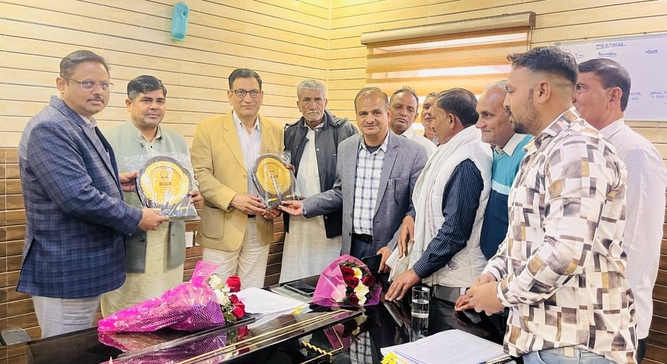 25सीटीके14..झज्जर चुंगी स्थित जनस्वास्थ्य विभाग के कार्यालय हॉल में कर्मचारी व अधिकारियों की 