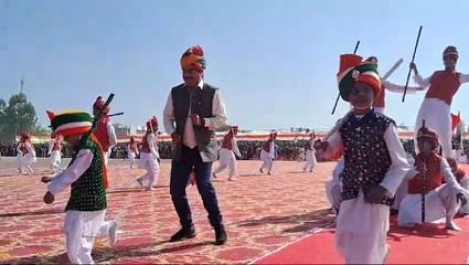 बच्चों के साथ जम कर नाचे मंत्री, गणतंत्र दिवस के मुख्य समारोह में शामिल हुए थे प्रभारी मंत्री