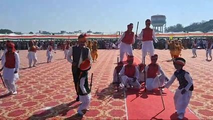 बच्चों के साथ जम कर नाचे मंत्री, गणतंत्र दिवस के मुख्य समारोह में शामिल हुए थे प्रभारी मंत्री