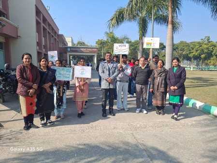 हिंदू गर्ल्स कॉलेज में मतदान की शपथ लेतीं छात्राएं व स्टाफ सदस्य। स्वयं हिंदू गर्ल्स कॉलेज में मतदान की शपथ लेतीं छात्राएं व स्टाफ सदस्य। स्वयं