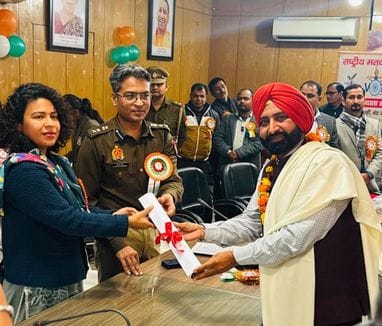 कलेक्ट्रेट में मतदाता दिवस पर शपथ दिलाती डीएम दुर्गा शक्ति नागपाल साथ में मौजूद एसपी संकल्प शर्