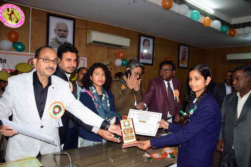 कलेक्ट्रेट में मतदाता दिवस पर शपथ दिलाती डीएम दुर्गा शक्ति नागपाल साथ में मौजूद एसपी संकल्प शर्