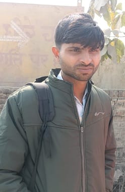 शहर के असम चौराहे के पास वाहन के इंतजार में खड़े लोग।संवाद