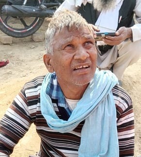 शहर के असम चौराहे के पास वाहन के इंतजार में खड़े लोग।संवाद