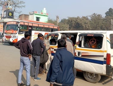 शहर के असम चौराहे के पास वाहन के इंतजार में खड़े लोग।संवाद