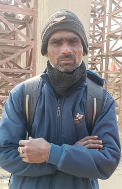 शहर के असम चौराहे के पास वाहन के इंतजार में खड़े लोग।संवाद