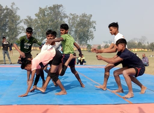 शहर के गांधी स्टेडियम में कबड्डी प्रतियोगिता से पहले मैट लेकर जाती छात्रा संवाद शहर के गांधी स्टेडियम में कबड्डी प्रतियोगिता से पहले मैट लेकर जाती छात्रा संवाद