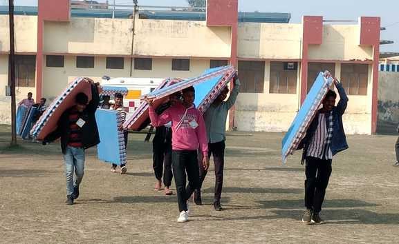 शहर के गांधी स्टेडियम में कबड्डी प्रतियोगिता से पहले मैट लेकर जाती छात्रा संवाद शहर के गांधी स्टेडियम में कबड्डी प्रतियोगिता से पहले मैट लेकर जाती छात्रा संवाद