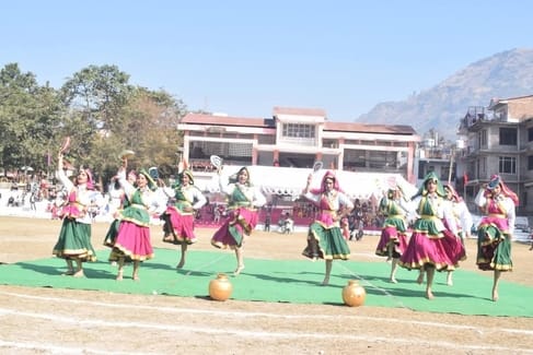 गणतंत्र दिवस पर चंगर बिलासपुर स्थित शहीद स्मारक पर शहीदों को श्रद्धांजलि देते मंत्री अनिरूद्ध स गणतंत्र दिवस पर चंगर बिलासपुर स्थित शहीद स्मारक पर शहीदों को श्रद्धांजलि देते मंत्री अनिरूद्ध स