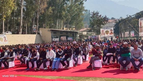 लुहणू क्रिकेट मैदान में सांसद खेल महाकुंभ के अवसर पर मुख्यातिथि अरूण धूमल को सम्मानित करते क्रि