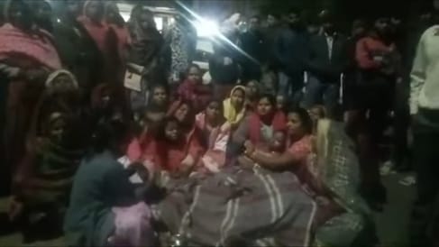 सड़क पर विरोध प्रदर्शन करते परिजन