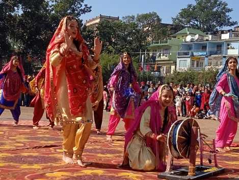 ददाहू में गणतंत्र दिवस पर योगा के करतब दिखाती कन्या उच्च पाठशाला ददाहू की छात्राएं। संवाद