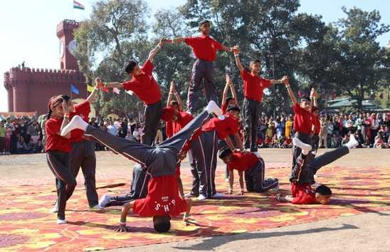 ददाहू में गणतंत्र दिवस पर योगा के करतब दिखाती कन्या उच्च पाठशाला ददाहू की छात्राएं। संवाद