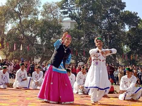 ददाहू में गणतंत्र दिवस पर योगा के करतब दिखाती कन्या उच्च पाठशाला ददाहू की छात्राएं। संवाद