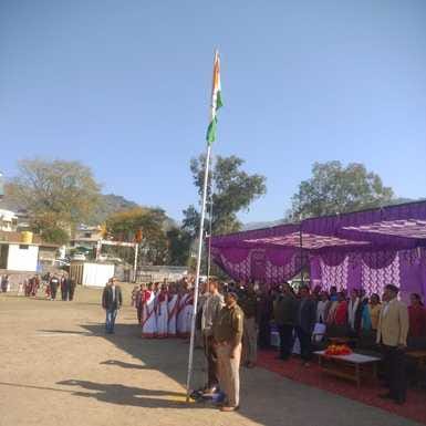 ददाहू में गणतंत्र दिवस पर योगा के करतब दिखाती कन्या उच्च पाठशाला ददाहू की छात्राएं। संवाद