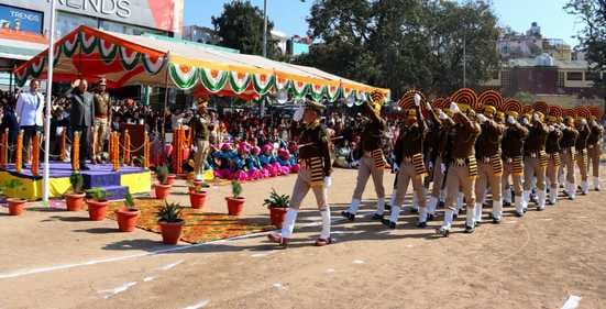 ददाहू में गणतंत्र दिवस पर योगा के करतब दिखाती कन्या उच्च पाठशाला ददाहू की छात्राएं। संवाद