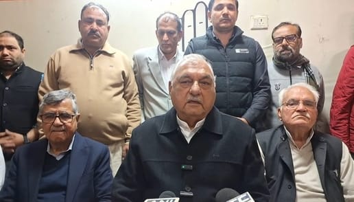 27सीटीके01 : प्रदेश कार्यालय में पत्रकारों से बातचीत करते भाजपा प्रदेश अध्यक्ष मोहन लाल बड़ौली।