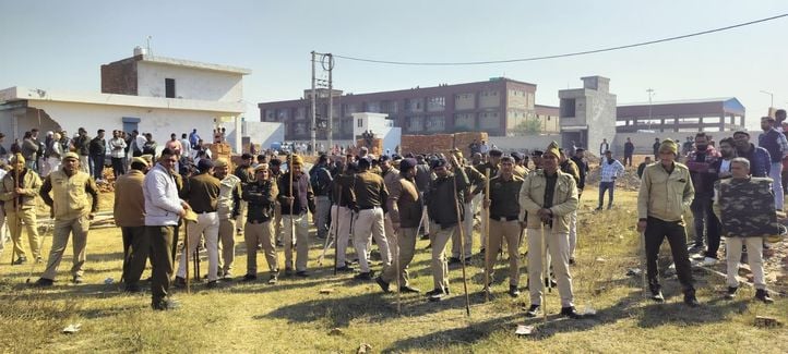 28जेएनडी20: सड़क नेटवर्क को तोड़ते हुए जेसीबी। संवाद 28जेएनडी20: सड़क नेटवर्क को तोड़ते हुए जेसीबी। संवाद