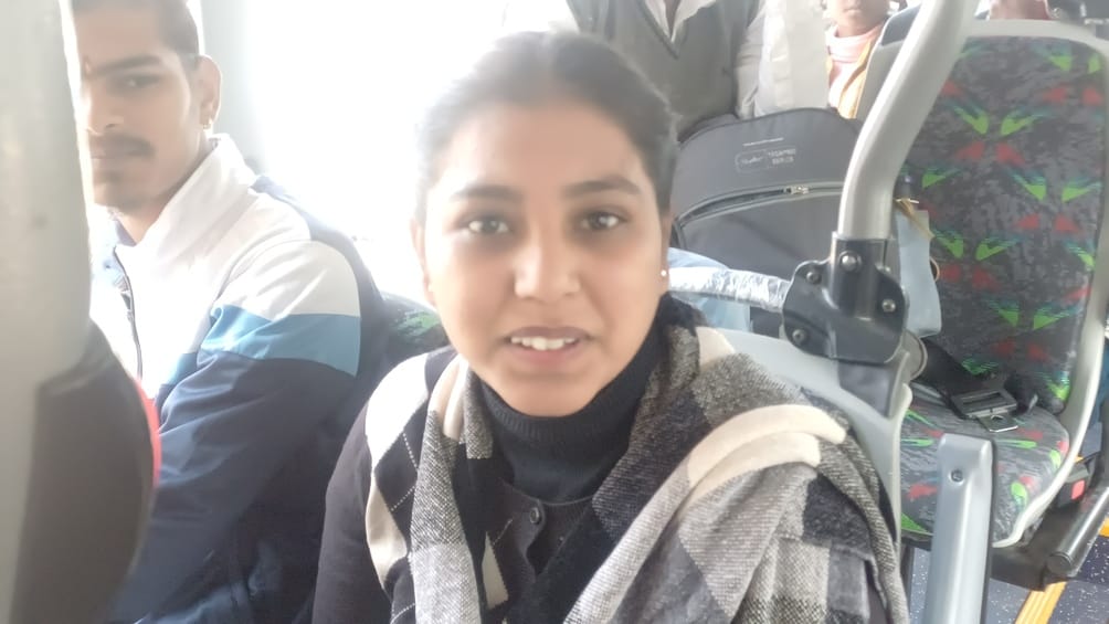 अंबाला छावनी में सड़कों पर दौड़ती इलेक्ट्रिक बस में सफर करते यात्री। संवाद अंबाला छावनी में सड़कों पर दौड़ती इलेक्ट्रिक बस में सफर करते यात्री। संवाद