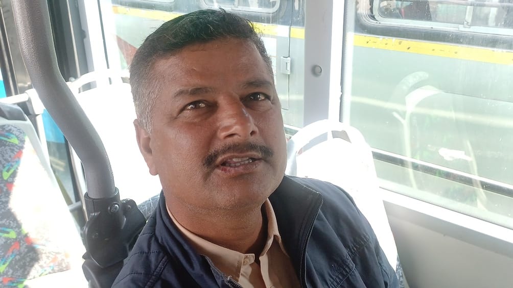 अंबाला छावनी में सड़कों पर दौड़ती इलेक्ट्रिक बस में सफर करते यात्री। संवाद अंबाला छावनी में सड़कों पर दौड़ती इलेक्ट्रिक बस में सफर करते यात्री। संवाद
