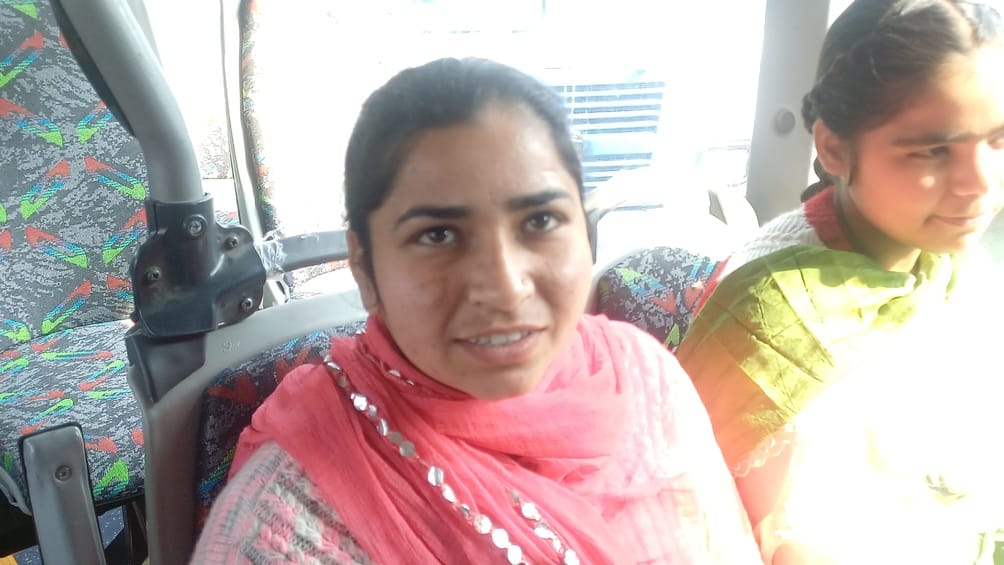 अंबाला छावनी में सड़कों पर दौड़ती इलेक्ट्रिक बस में सफर करते यात्री। संवाद अंबाला छावनी में सड़कों पर दौड़ती इलेक्ट्रिक बस में सफर करते यात्री। संवाद