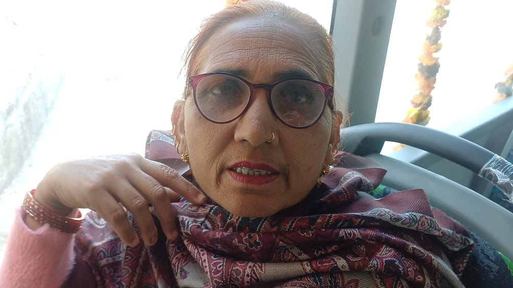अंबाला छावनी में सड़कों पर दौड़ती इलेक्ट्रिक बस में सफर करते यात्री। संवाद अंबाला छावनी में सड़कों पर दौड़ती इलेक्ट्रिक बस में सफर करते यात्री। संवाद