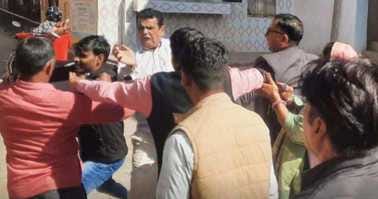 भाजपा विधायक के सामने खूब चले लात घुसे