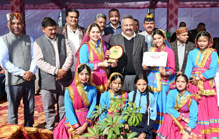 बुजुर्ग महिला को सम्मानित करते शिक्षा मंत्री रोहित ठाकुर। -संवाद बुजुर्ग महिला को सम्मानित करते शिक्षा मंत्री रोहित ठाकुर। -संवाद
